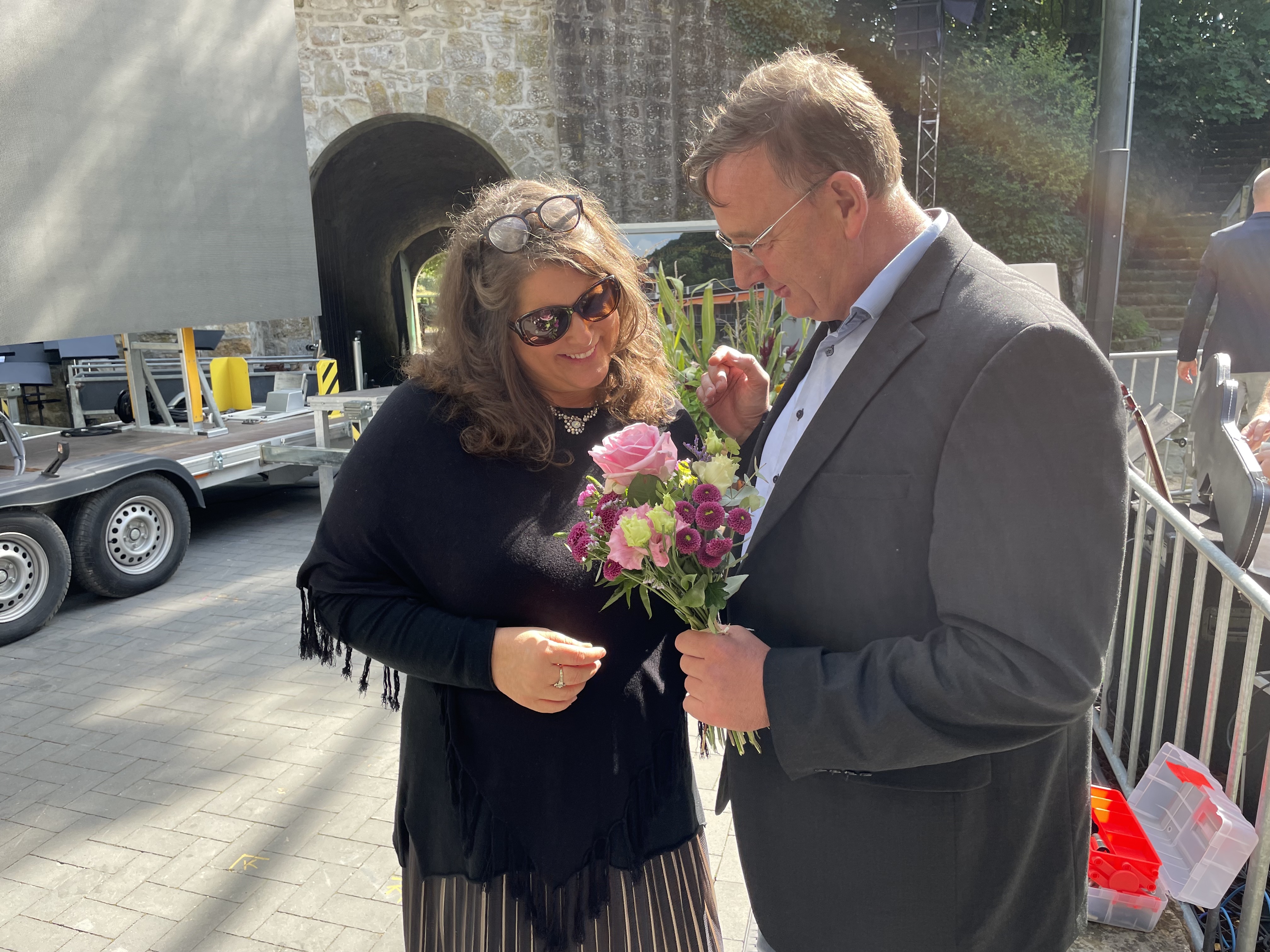 Andreas Nowak überreicht Evelyn Futterknecht (Schulleiterin, GAG) Blumen und Honig aus der Schulimkerei.